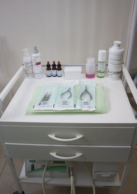 Desinfektion, Reinigung und Sterilisation der InstrumenteDesinfizierte und steril verpackte Instrumente auf einer Ablage